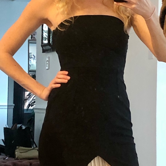 Little black dress with slit and peep ruffle - Picture 3 of 7